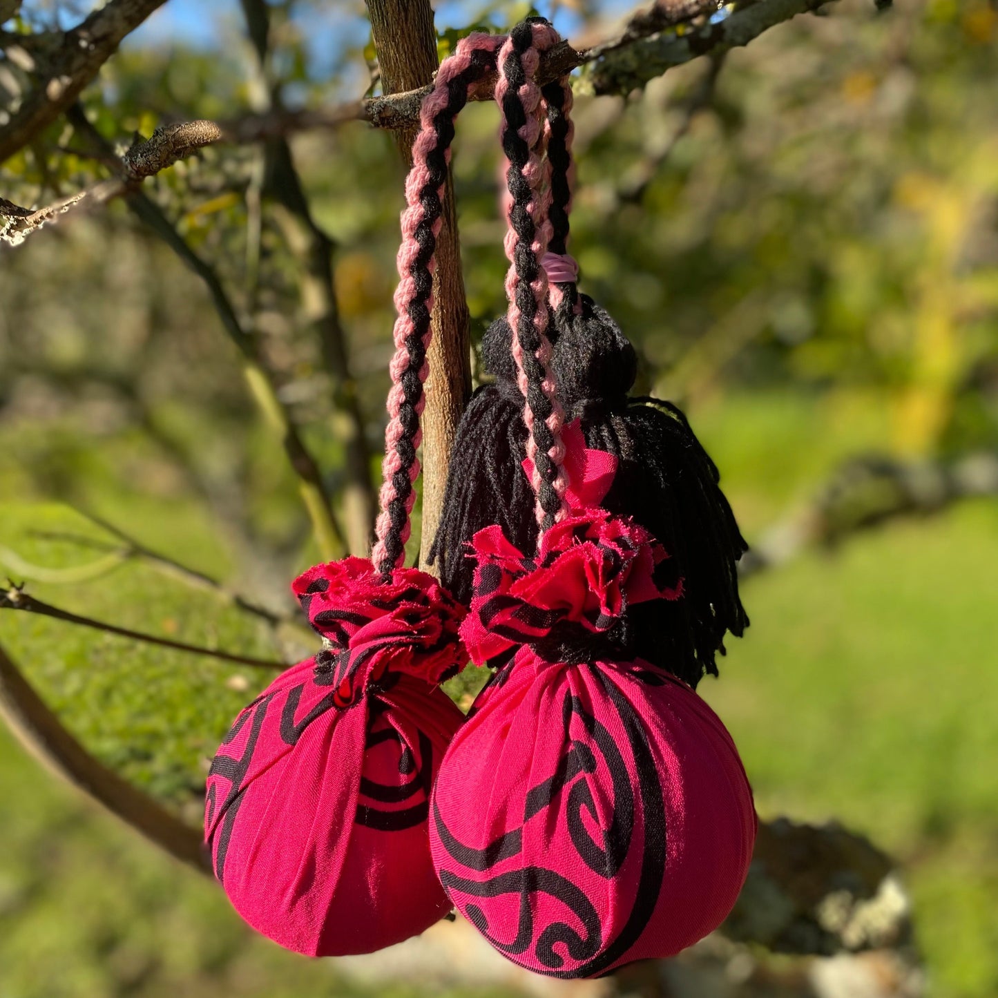 Poi Māori Pink Mangopare with pink & black Braided Cord